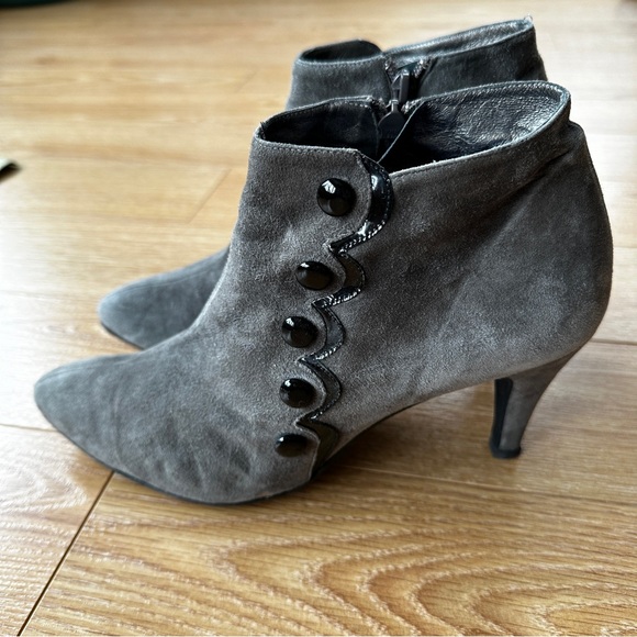Spanish leather bootie, grey suede with black patent trim. Size 9.5 - Picture 2 of 6